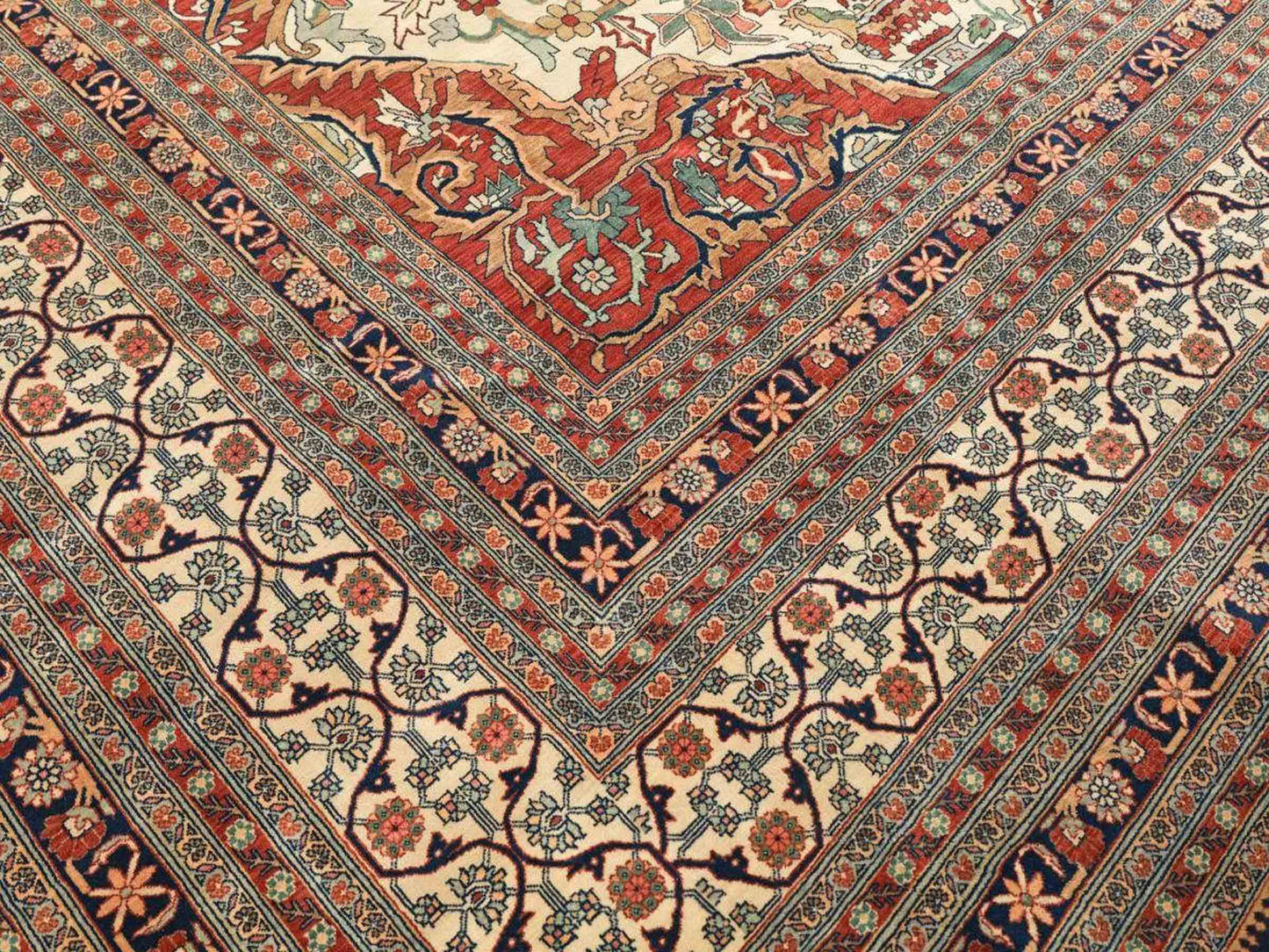 Sehr feiner, handgeknüpfter, indischer Khademi Orientteppich mit Ghom Design aus Wolle, creme, blau. 546x526 cm. Vertrieb durch Jupiter Intl.