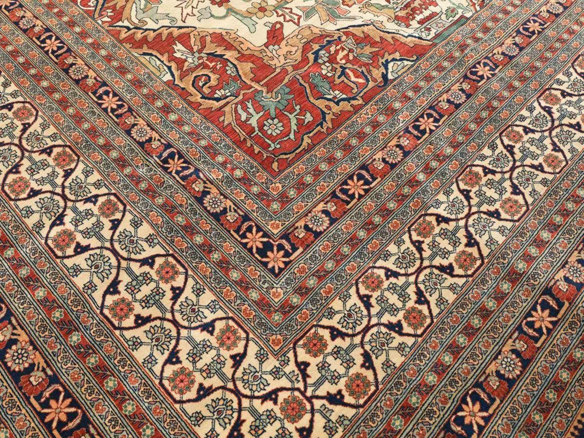 Sehr feiner, handgeknüpfter, indischer Khademi Orientteppich mit Ghom Design aus Wolle, creme, blau. 546x526 cm. Vertrieb durch Jupiter Intl.