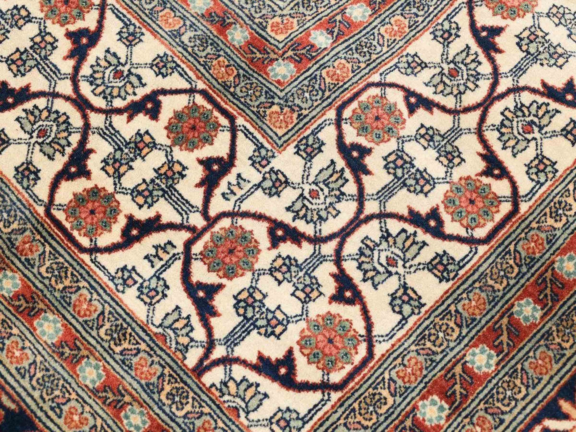 Sehr feiner, handgeknüpfter, indischer Khademi Orientteppich mit Ghom Design aus Wolle, creme, blau. 546x526 cm. Vertrieb durch Jupiter Intl.