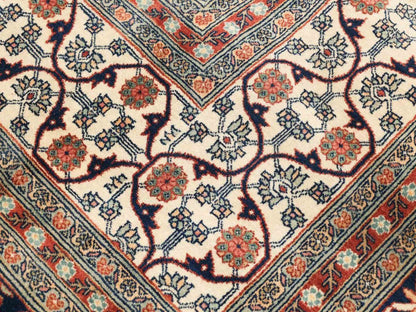 Sehr feiner, handgeknüpfter, indischer Khademi Orientteppich mit Ghom Design aus Wolle, creme, blau. 546x526 cm. Vertrieb durch Jupiter Intl.