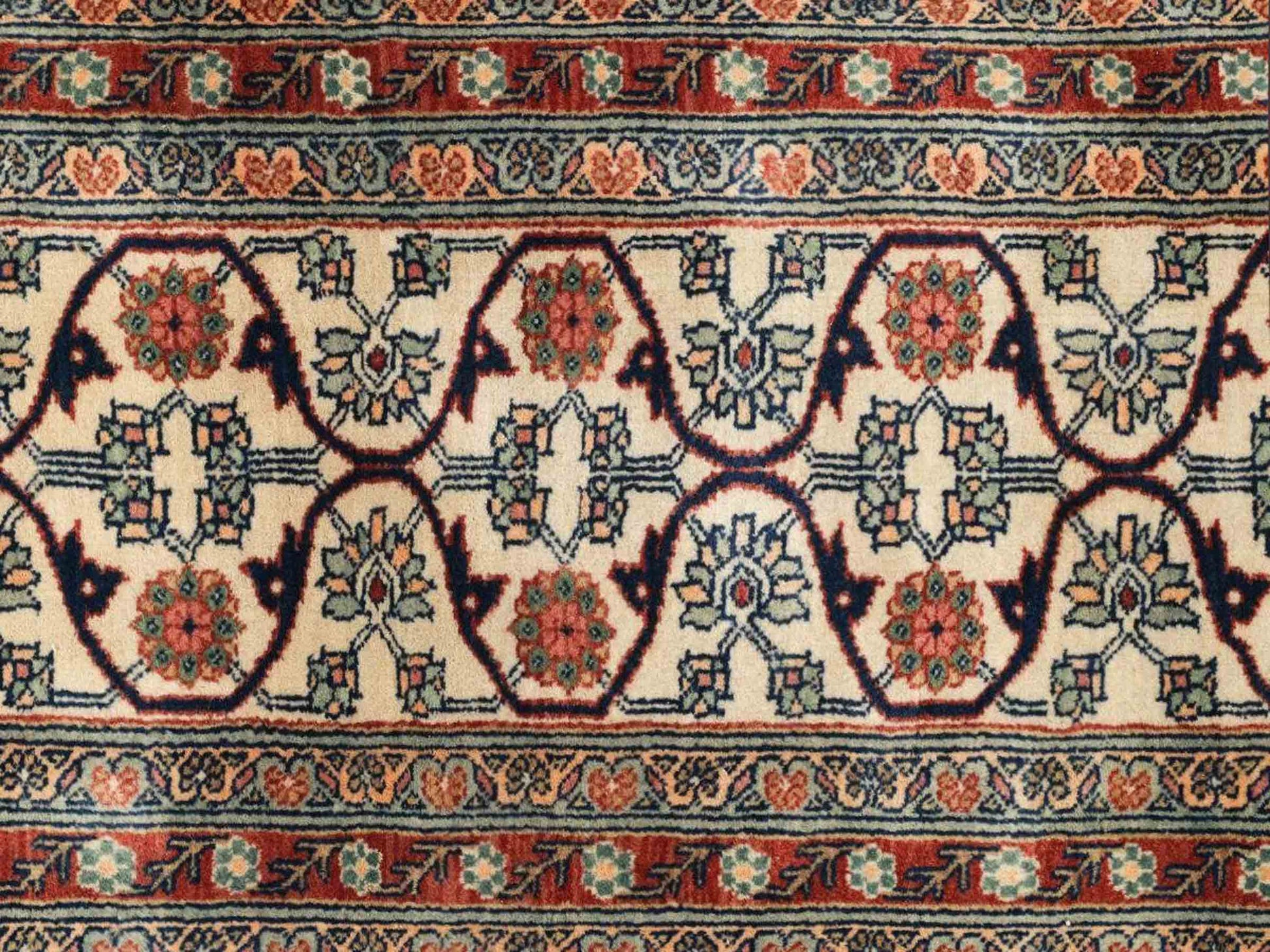 Sehr feiner, handgeknüpfter, indischer Khademi Orientteppich mit Ghom Design aus Wolle, creme, blau. 546x526 cm. Vertrieb durch Jupiter Intl.