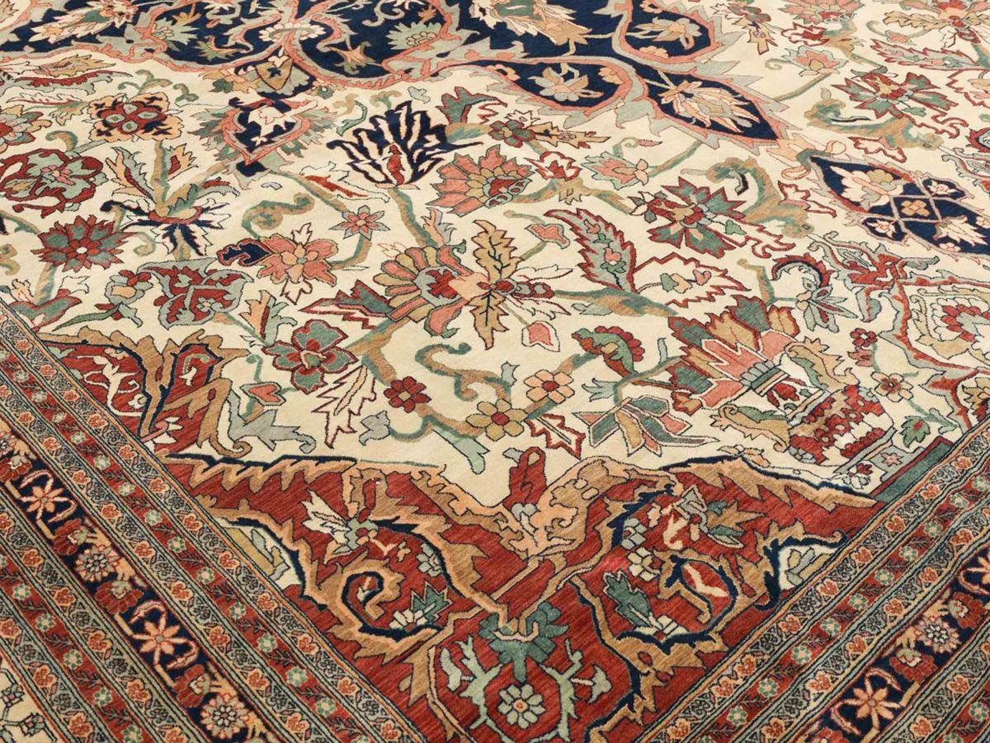 Sehr feiner, handgeknüpfter, indischer Khademi Orientteppich mit Ghom Design aus Wolle, creme, blau. 546x526 cm. Vertrieb durch Jupiter Intl.