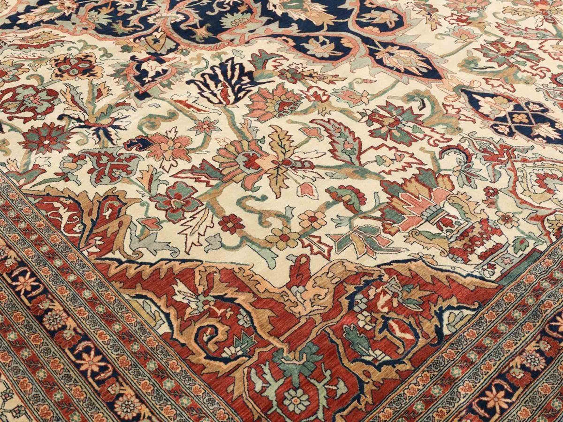 Sehr feiner, handgeknüpfter, indischer Khademi Orientteppich mit Ghom Design aus Wolle, creme, blau. 546x526 cm. Vertrieb durch Jupiter Intl.