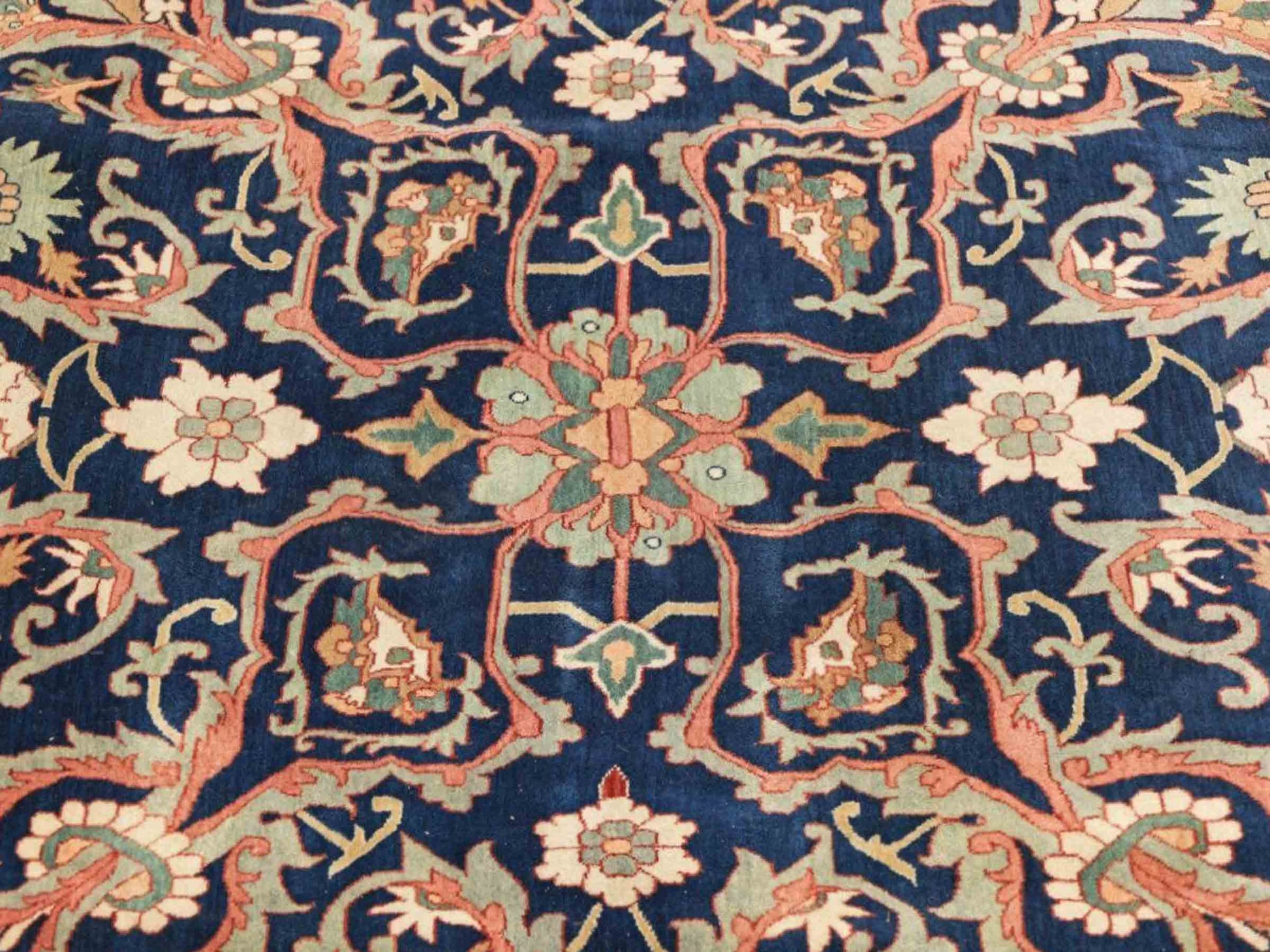Sehr feiner, handgeknüpfter, indischer Khademi Orientteppich mit Ghom Design aus Wolle, creme, blau. 546x526 cm. Vertrieb durch Jupiter Intl.