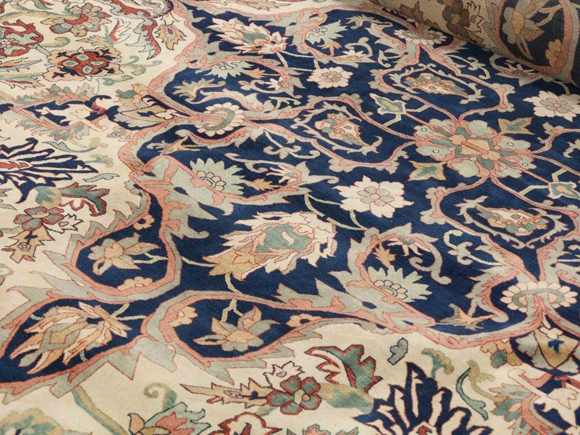 Sehr feiner, handgeknüpfter, indischer Khademi Orientteppich mit Ghom Design aus Wolle, creme, blau. 546x526 cm. Vertrieb durch Jupiter Intl.