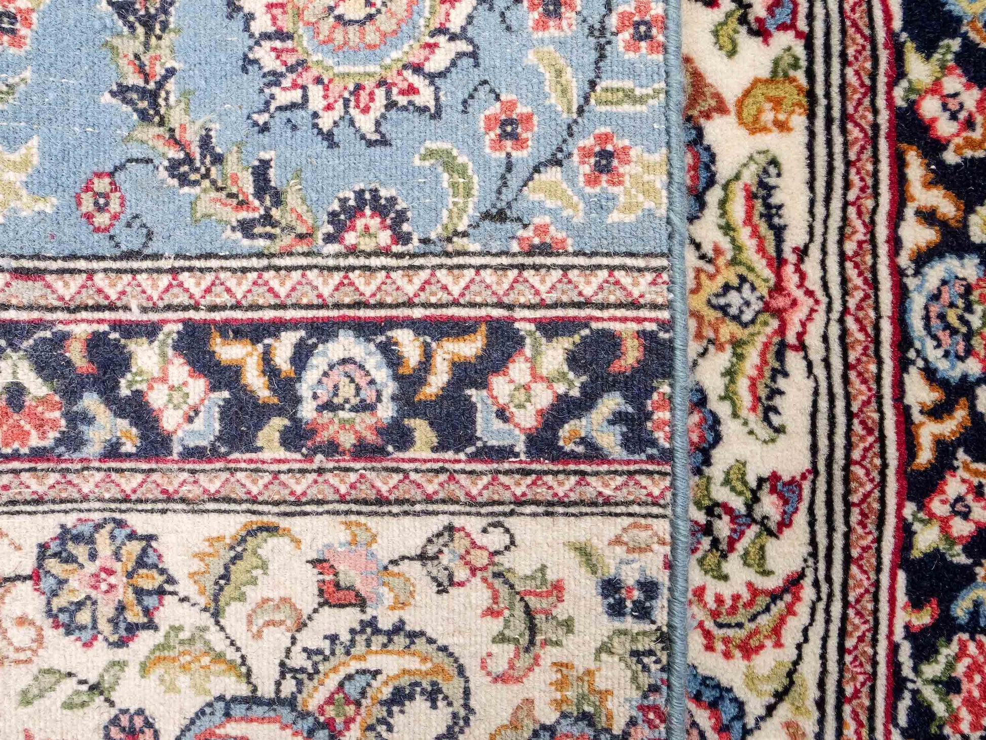 Feiner, handgeknüpfter Indo Ghom Orientteppich aus Wolle von Khademi, blau. 76x62 cm. Verkauf durch Jupiter Intl.
