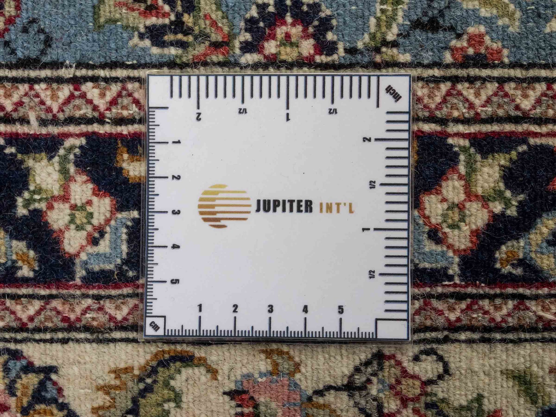 Feiner, handgeknüpfter Indo Ghom Orientteppich aus Wolle von Khademi, blau. 76x62 cm. Verkauf durch Jupiter Intl.