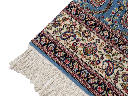 Feiner, handgeknüpfter Indo Ghom Orientteppich aus Wolle von Khademi, blau. 76x62 cm. Verkauf durch Jupiter Intl.