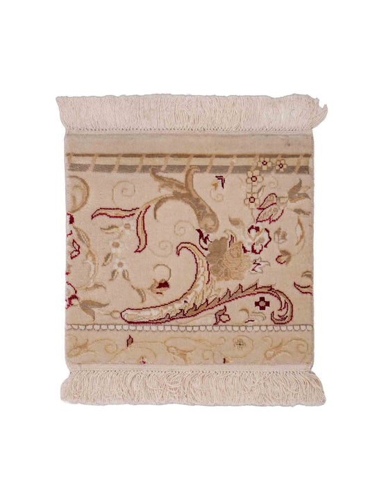 Sehr feiner, handgeknüpfter Khademi Orientteppich mit Haj Jalili Design aus Wolle mit Viskose, weiß, creme, rot. 40x39 cm. Verkauf durch Jupiter Intl.