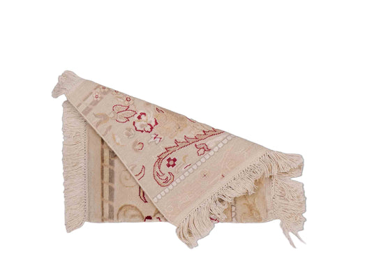 Sehr feiner, handgeknüpfter Khademi Orientteppich mit Haj Jalili Design aus Wolle mit Viskose, weiß, creme, rot. 40x39 cm. Verkauf durch Jupiter Intl.