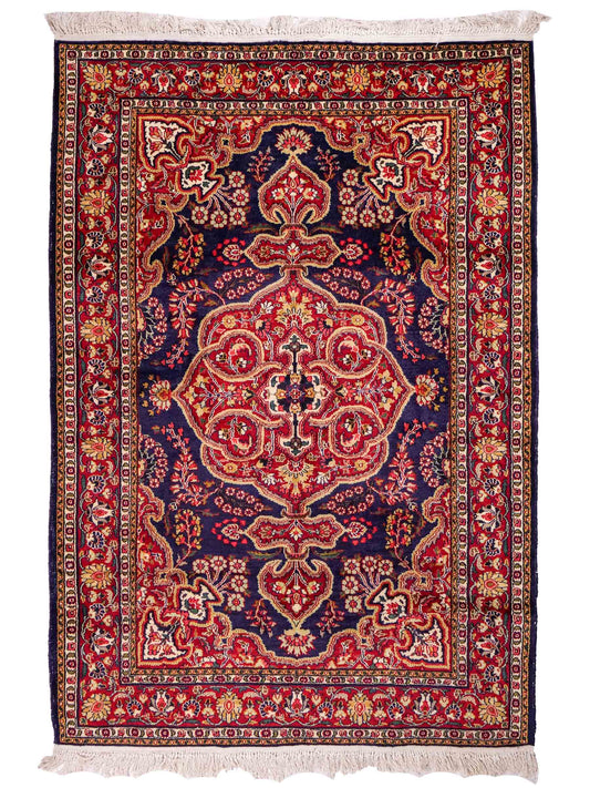 Feiner, handgeknüpfter Indo Isfahan Orientteppich aus Wolle von Khademi. Größe: 178 x 122 cm. Farbe Blau, rot. Verkauf durch JUPITER Intl.