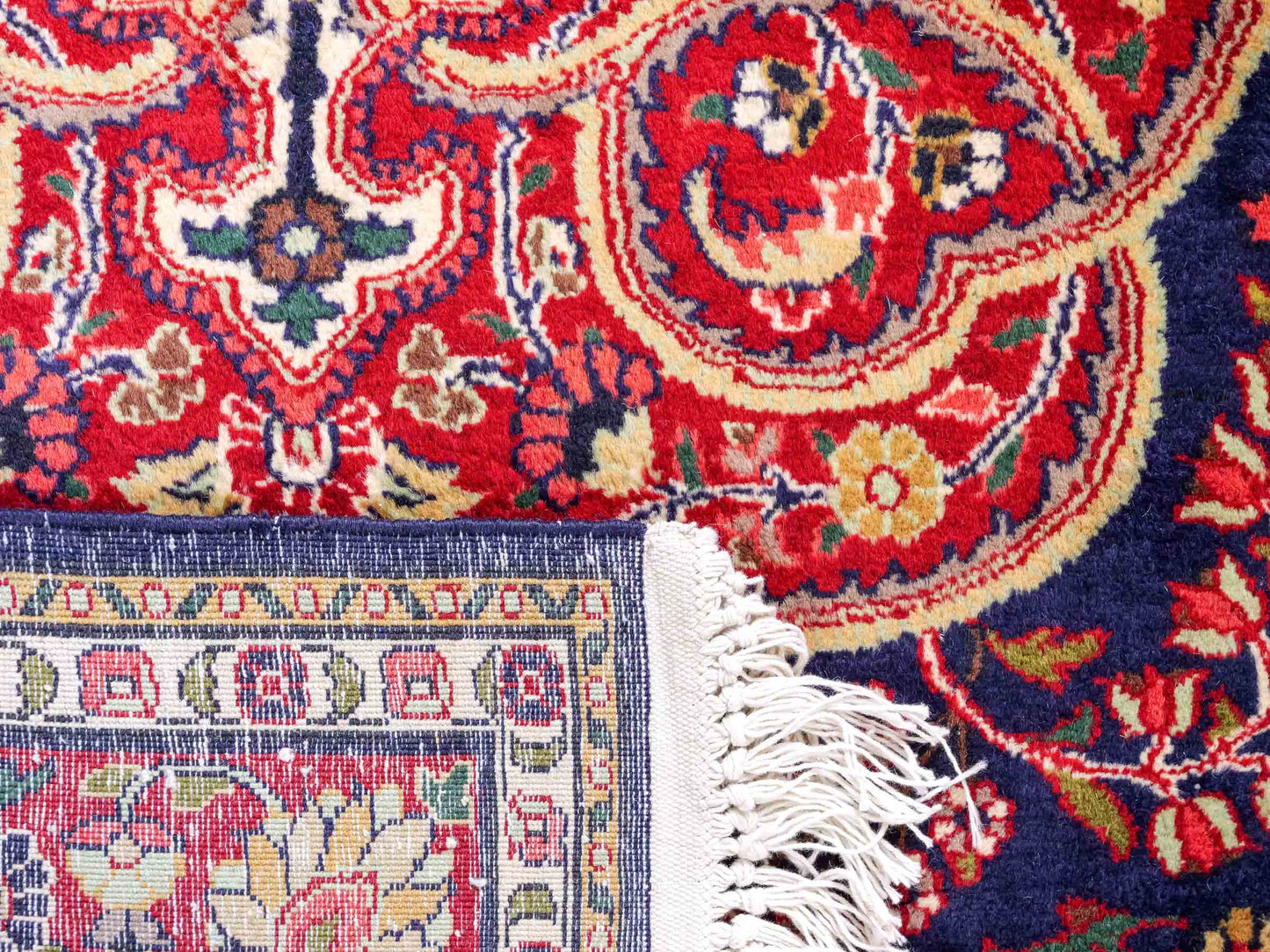 Feiner, handgeknüpfter Indo Isfahan Orientteppich aus Wolle von Khademi. Größe: 178 x 122 cm. Farbe Blau, rot. Verkauf durch JUPITER Intl.