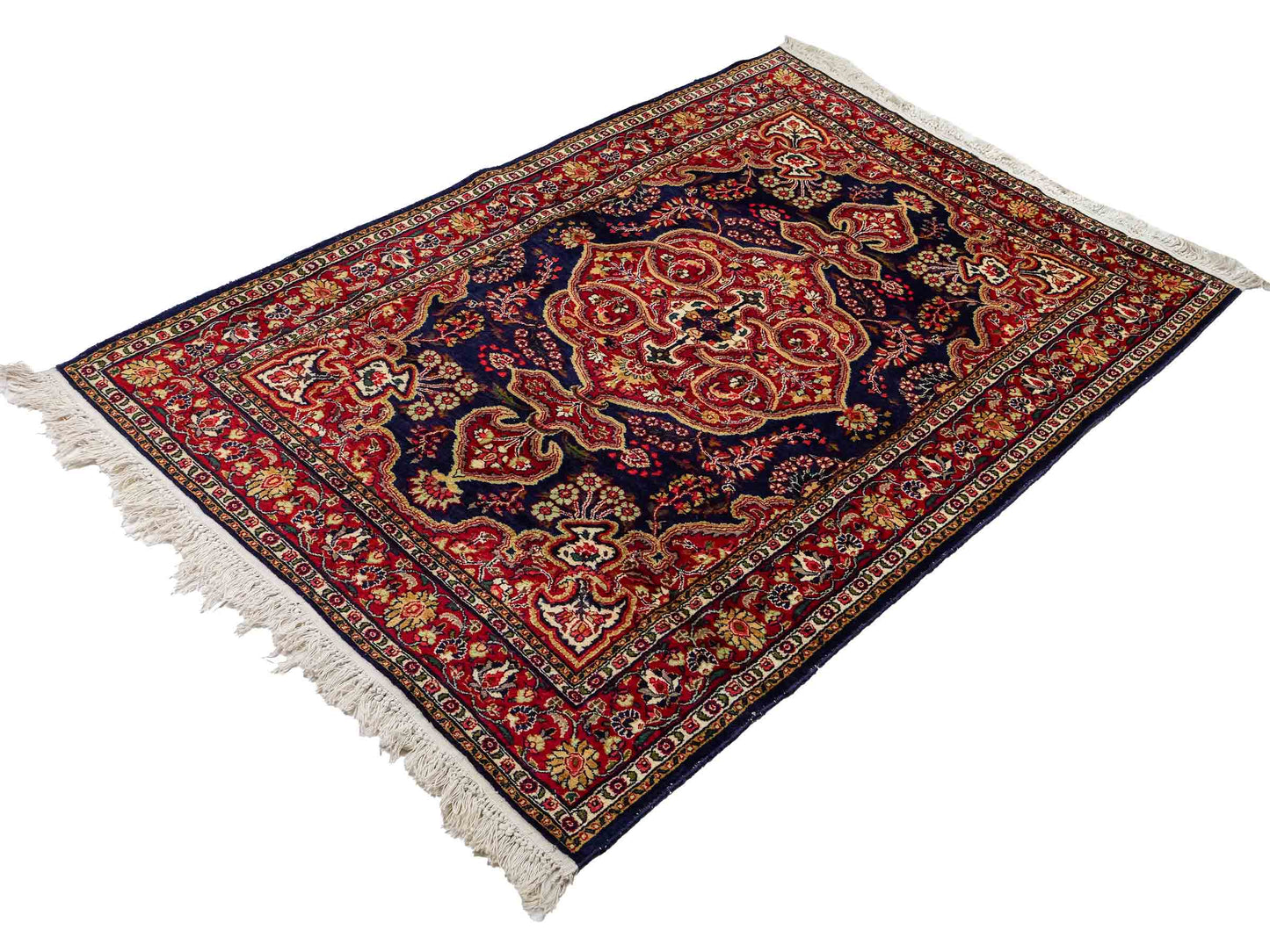 Feiner, handgeknüpfter Indo Isfahan Orientteppich aus Wolle von Khademi. Größe: 178 x 122 cm. Farbe Blau, rot. Verkauf durch JUPITER Intl.