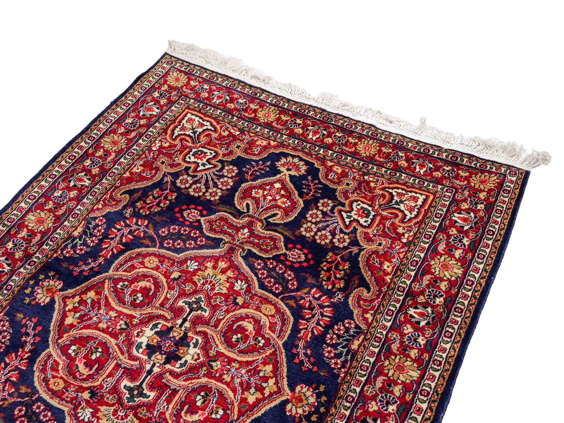Feiner, handgeknüpfter Indo Isfahan Orientteppich aus Wolle von Khademi. Größe: 178 x 122 cm. Farbe Blau, rot. Verkauf durch JUPITER Intl.