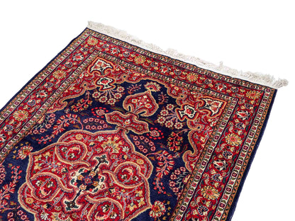 Feiner, handgeknüpfter Indo Isfahan Orientteppich aus Wolle von Khademi. Größe: 178 x 122 cm. Farbe Blau, rot. Verkauf durch JUPITER Intl.