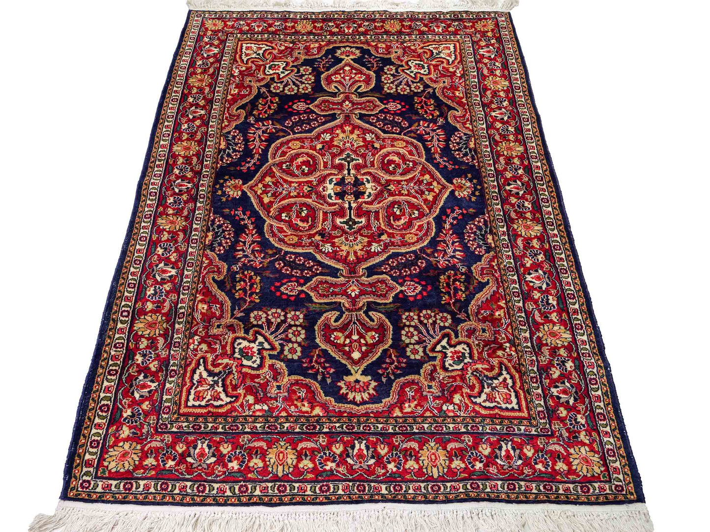 Feiner, handgeknüpfter Indo Isfahan Orientteppich aus Wolle von Khademi. Größe: 178 x 122 cm. Farbe Blau, rot. Verkauf durch JUPITER Intl.