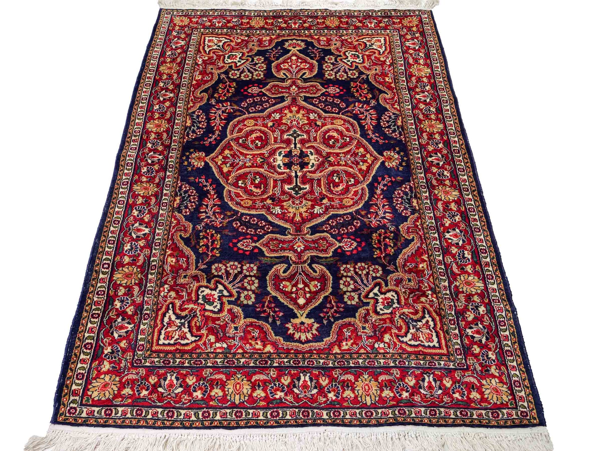 Feiner, handgeknüpfter Indo Isfahan Orientteppich aus Wolle von Khademi. Größe: 178 x 122 cm. Farbe Blau, rot. Verkauf durch JUPITER Intl.