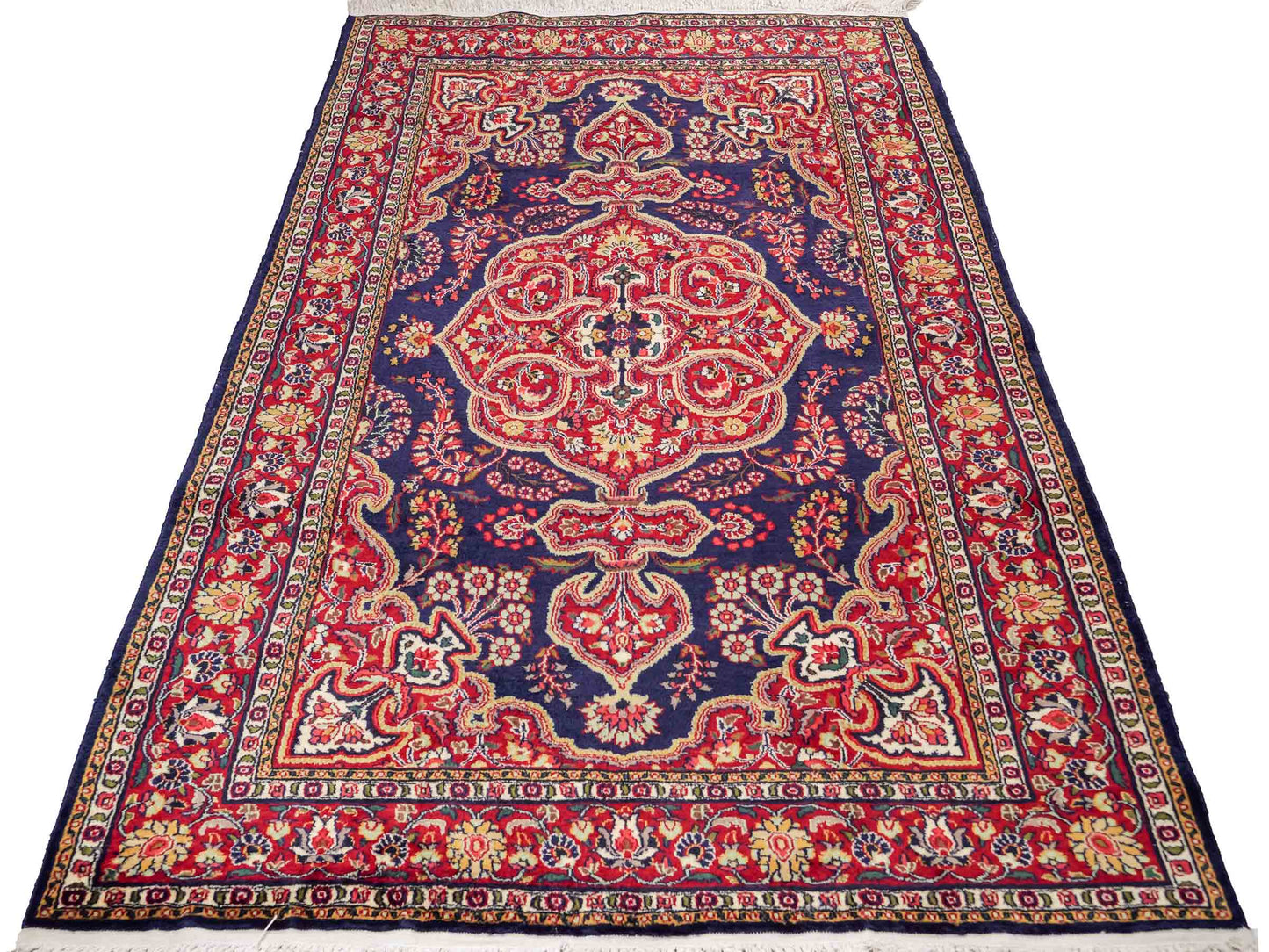 Feiner, handgeknüpfter Indo Isfahan Orientteppich aus Wolle von Khademi. Größe: 178 x 122 cm. Farbe Blau, rot. Verkauf durch JUPITER Intl.