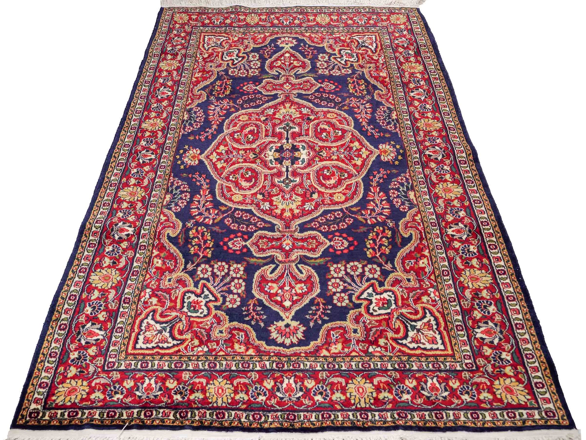 Feiner, handgeknüpfter Indo Isfahan Orientteppich aus Wolle von Khademi. Größe: 178 x 122 cm. Farbe Blau, rot. Verkauf durch JUPITER Intl.