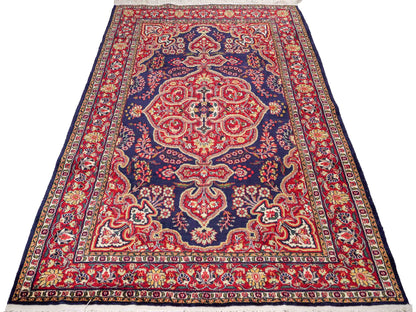 Feiner, handgeknüpfter Indo Isfahan Orientteppich aus Wolle von Khademi. Größe: 178 x 122 cm. Farbe Blau, rot. Verkauf durch JUPITER Intl.