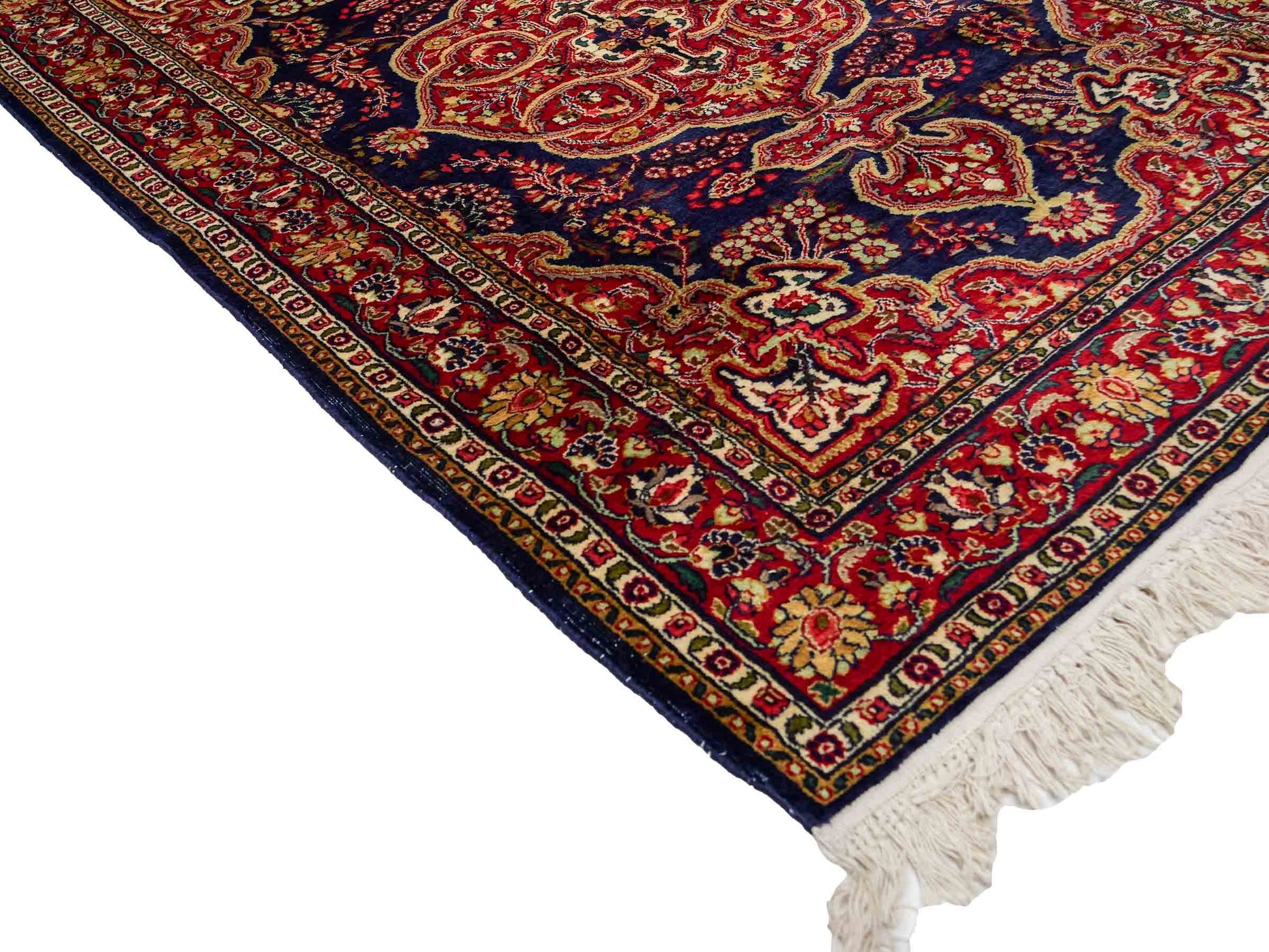 Feiner, handgeknüpfter Indo Isfahan Orientteppich aus Wolle von Khademi. Größe: 178 x 122 cm. Farbe Blau, rot. Verkauf durch JUPITER Intl.