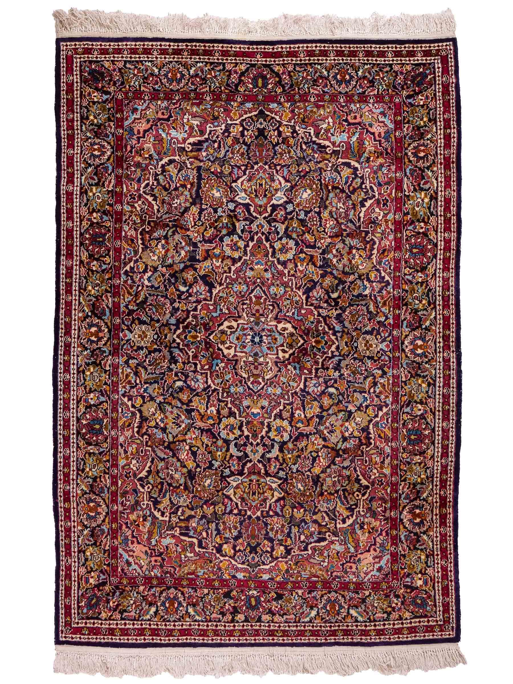 Feiner, handgeknüpfter Indo Isfahan Orientteppich aus Wolle von Khademi. Größe: 188 x  123 cm. Farbe: Blau, rot. Verkauf durch JUPITER Intl.
