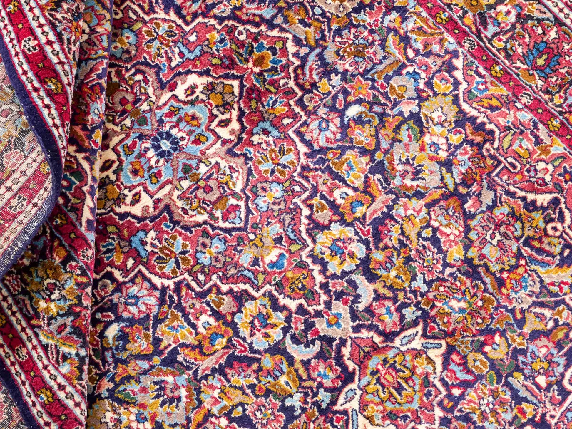 Feiner, handgeknüpfter Indo Isfahan Orientteppich aus Wolle von Khademi. Größe: 188 x  123 cm. Farbe: Blau, rot. Verkauf durch JUPITER Intl.