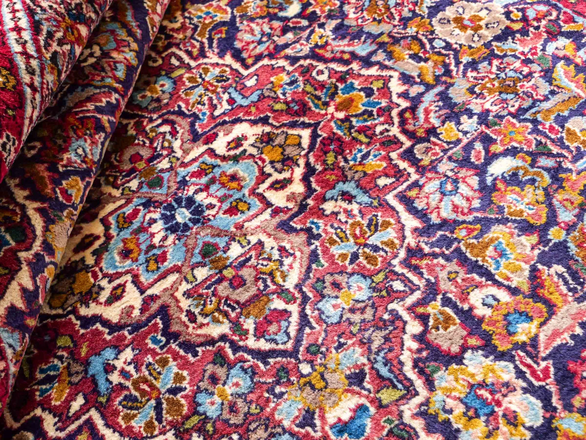 Feiner, handgeknüpfter Indo Isfahan Orientteppich aus Wolle von Khademi. Größe: 188 x  123 cm. Farbe: Blau, rot. Verkauf durch JUPITER Intl.
