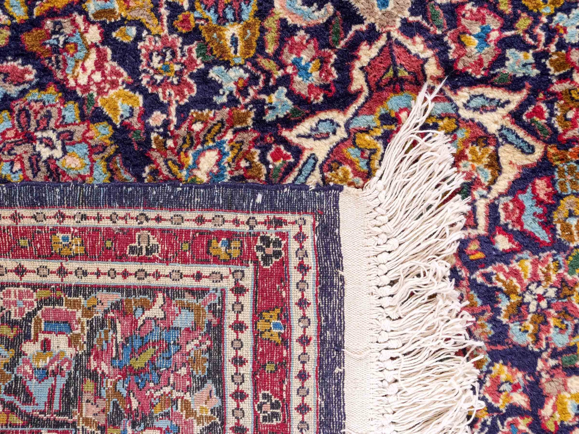 Feiner, handgeknüpfter Indo Isfahan Orientteppich aus Wolle von Khademi. Größe: 188 x  123 cm. Farbe: Blau, rot. Verkauf durch JUPITER Intl.