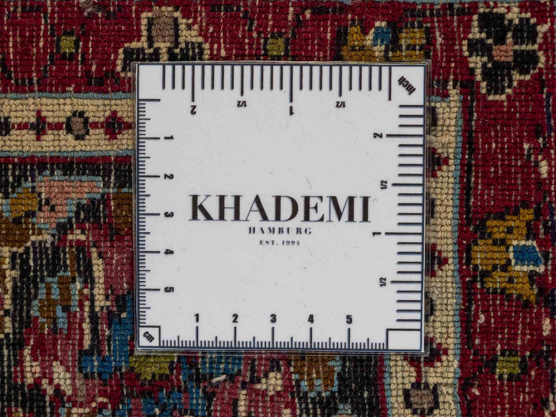 Feiner, handgeknüpfter Indo Isfahan Orientteppich aus Wolle von Khademi. Größe: 188 x  123 cm. Farbe: Blau, rot. Verkauf durch JUPITER Intl.