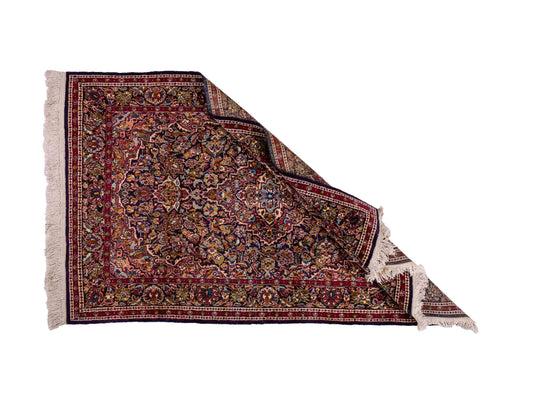 Feiner, handgeknüpfter Indo Isfahan Orientteppich aus Wolle von Khademi. Größe: 188 x  123 cm. Farbe: Blau, rot. Verkauf durch JUPITER Intl.