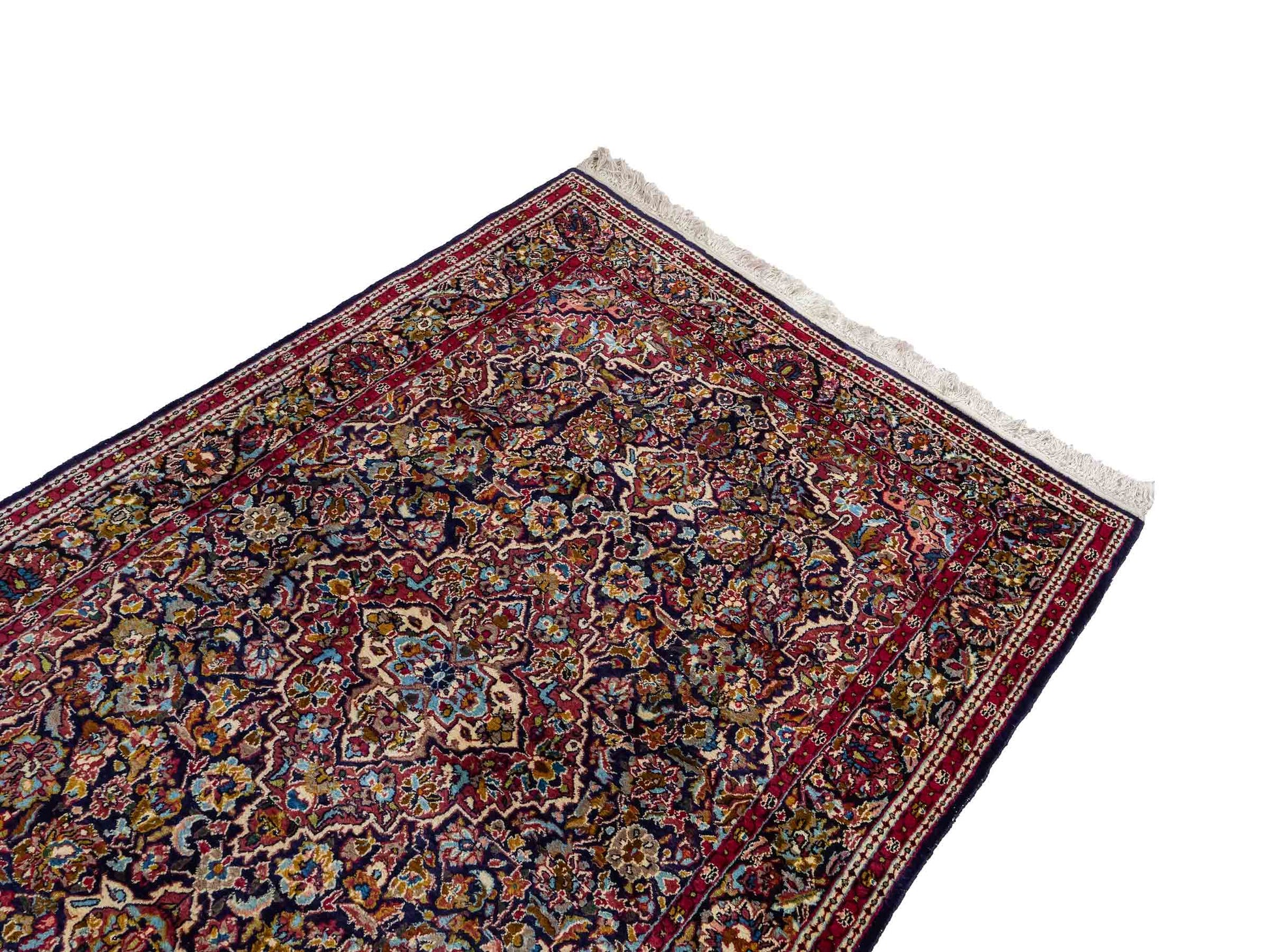 Feiner, handgeknüpfter Indo Isfahan Orientteppich aus Wolle von Khademi. Größe: 188 x  123 cm. Farbe: Blau, rot. Verkauf durch JUPITER Intl.