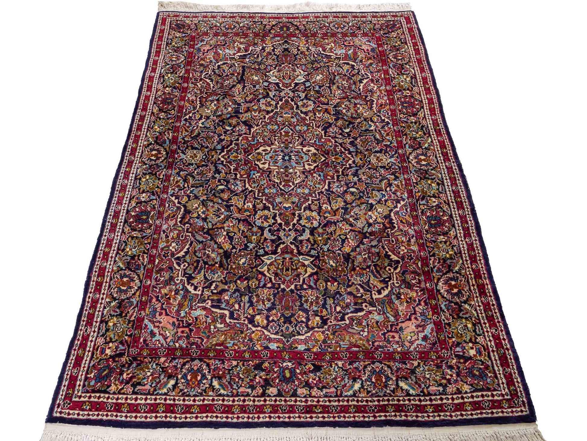 Feiner, handgeknüpfter Indo Isfahan Orientteppich aus Wolle von Khademi. Größe: 188 x  123 cm. Farbe: Blau, rot. Verkauf durch JUPITER Intl.