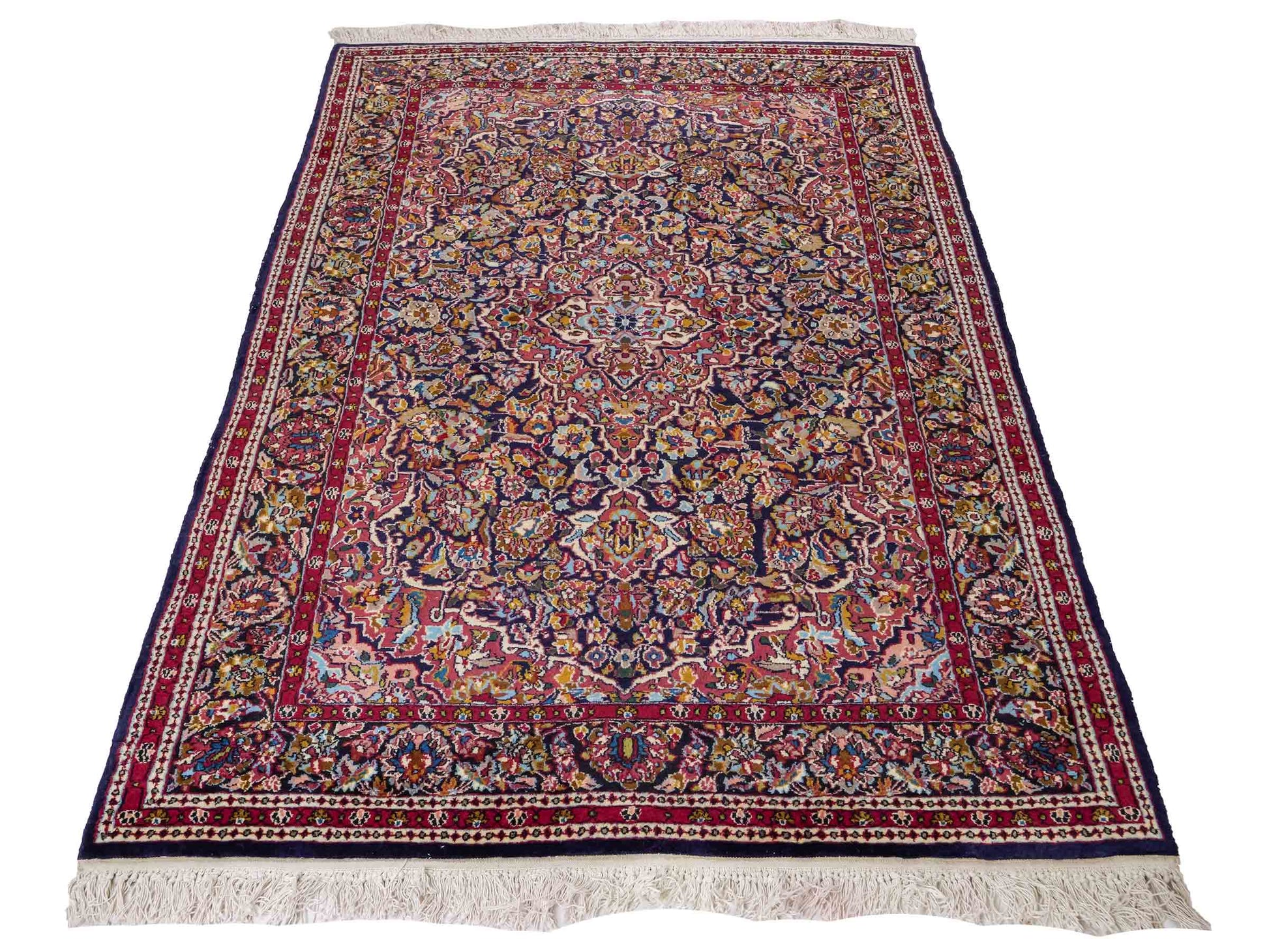 Feiner, handgeknüpfter Indo Isfahan Orientteppich aus Wolle von Khademi. Größe: 188 x  123 cm. Farbe: Blau, rot. Verkauf durch JUPITER Intl.