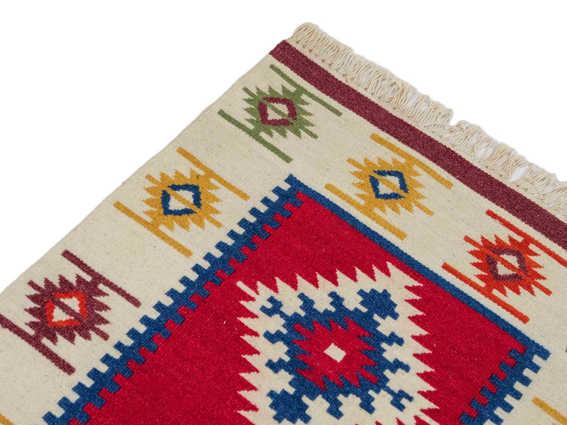 Handgeknüpfter Indo Kelim Orientteppich aus Wolle von Khademi, creme, rot. 93x61 cm. Verkauf durch Jupiter Intl.