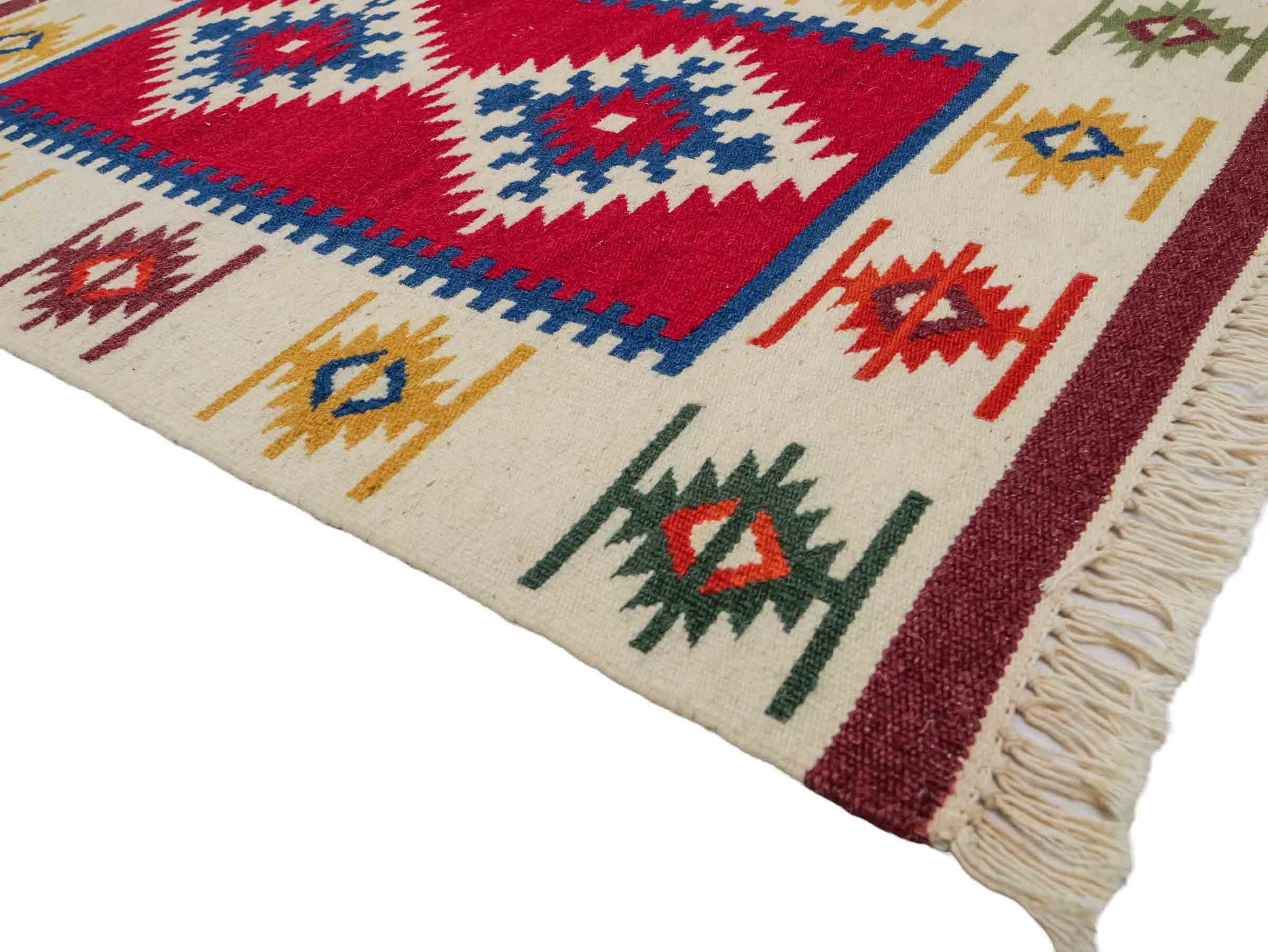 Handgeknüpfter Indo Kelim Orientteppich aus Wolle von Khademi, creme, rot. 93x61 cm. Verkauf durch Jupiter Intl.