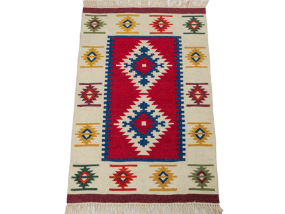 Handgeknüpfter Indo Kelim Orientteppich aus Wolle von Khademi, creme, rot. 93x61 cm. Verkauf durch Jupiter Intl.