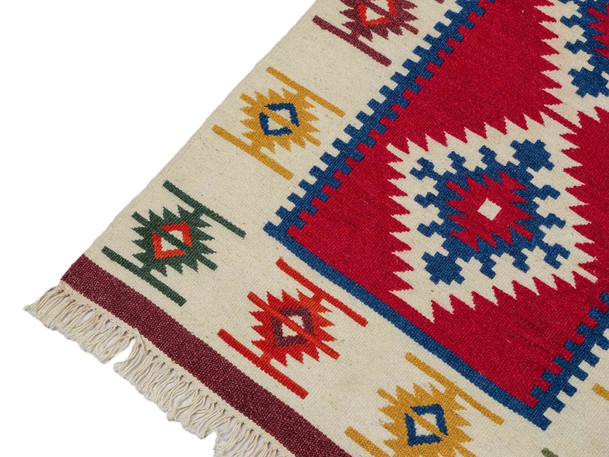 Handgeknüpfter Indo Kelim Orientteppich aus Wolle von Khademi, creme, rot. 93x61 cm. Verkauf durch Jupiter Intl.