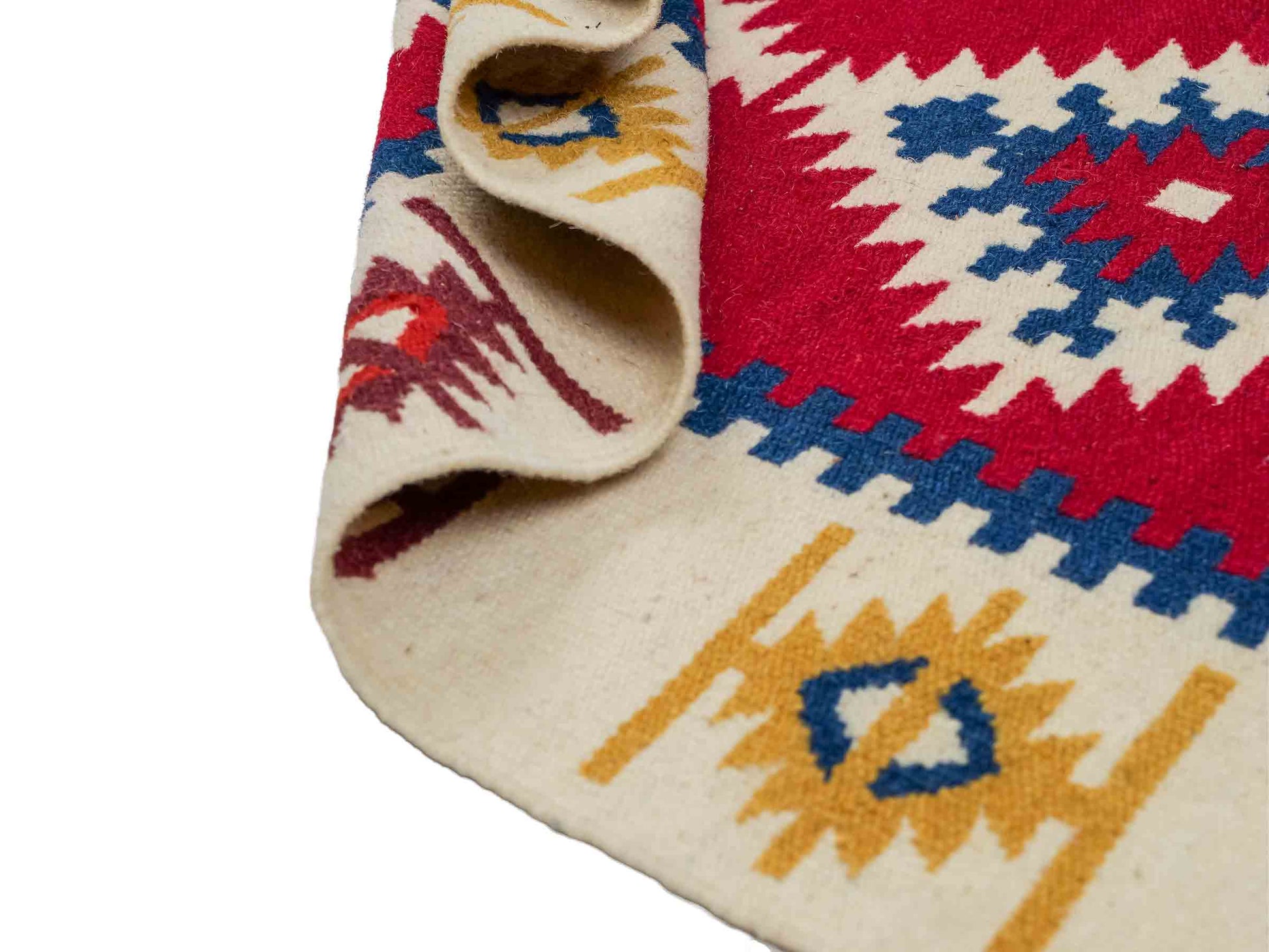 Handgewebter Indo Kelim Orientteppich aus Wolle von Khademi, creme, rot. 93x61 cm. Verkauf durch Jupiter Intl.