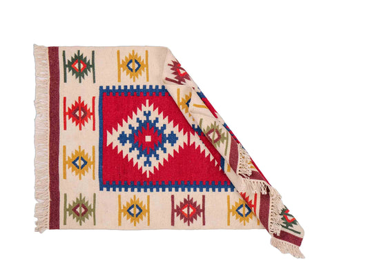 Handgewebter Indo Kelim Orientteppich aus Wolle von Khademi, creme, rot. 93x61 cm. Verkauf durch Jupiter Intl.