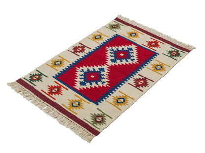 Handgewebter Indo Kelim Orientteppich aus Wolle von Khademi, creme, rot. 93x61 cm. Verkauf durch Jupiter Intl.