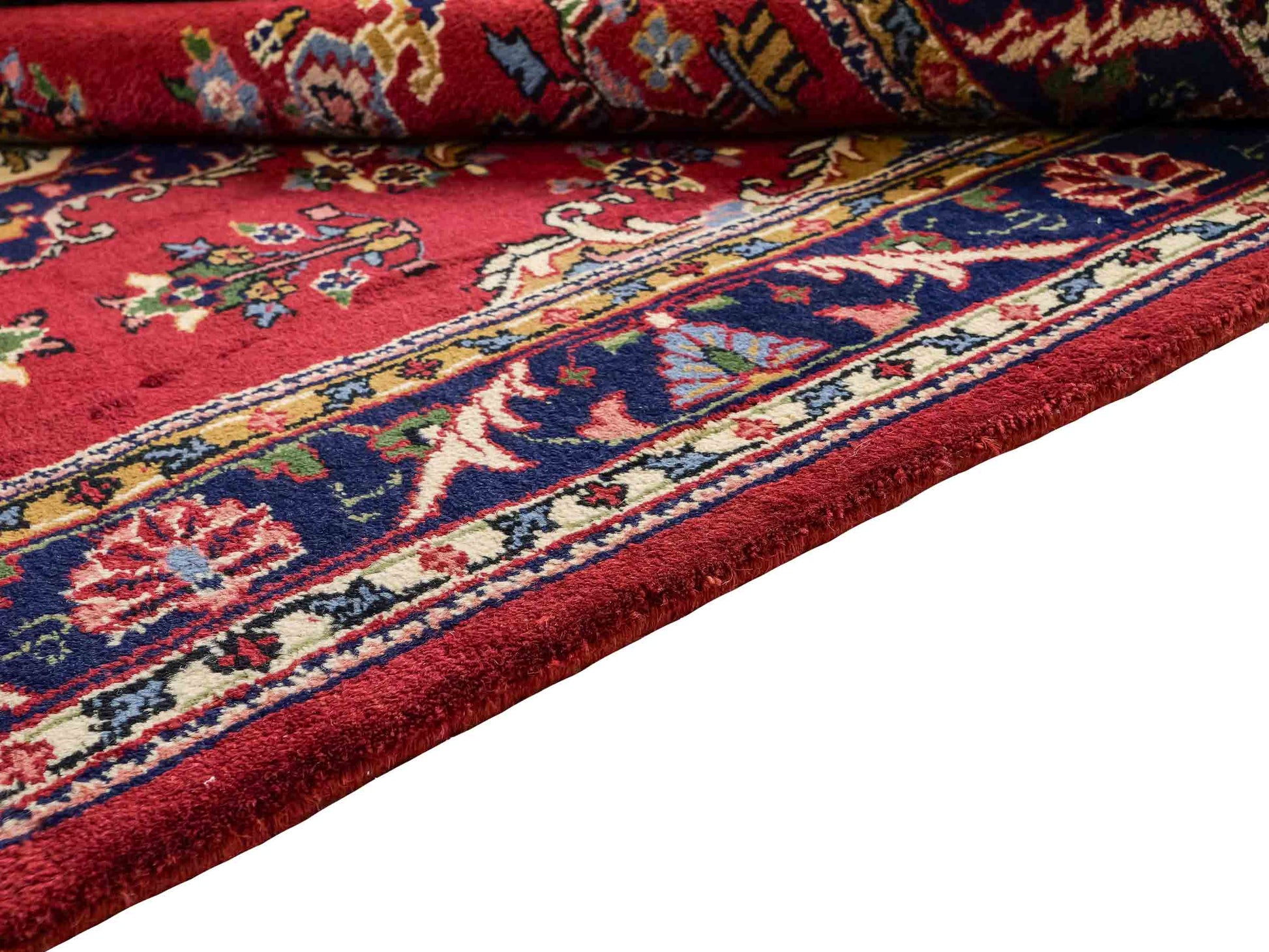 Feiner, handgeknüpfter Indo Keshan Orientteppich aus Wolle von Khademi. Größe 202 x 138 cm. Farbe: Rot, blau. Verkauf durch JUPITER Intl.