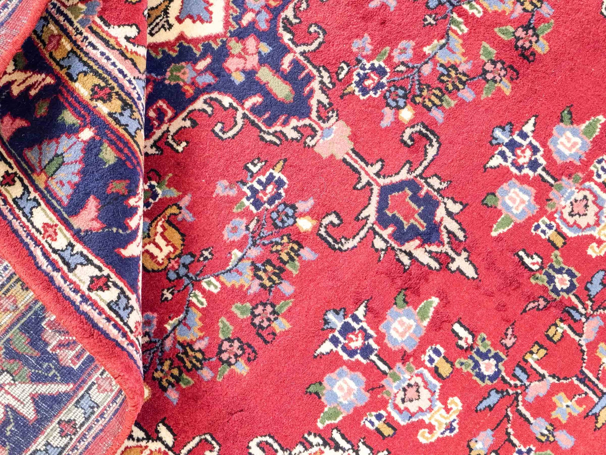 Feiner, handgeknüpfter Indo Keshan Orientteppich aus Wolle von Khademi. Größe 202 x 138 cm. Farbe: Rot, blau. Verkauf durch JUPITER Intl.