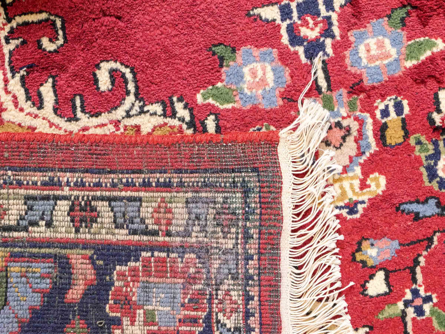 Feiner, handgeknüpfter Indo Keshan Orientteppich aus Wolle von Khademi. Größe 202 x 138 cm. Farbe: Rot, blau. Verkauf durch JUPITER Intl.