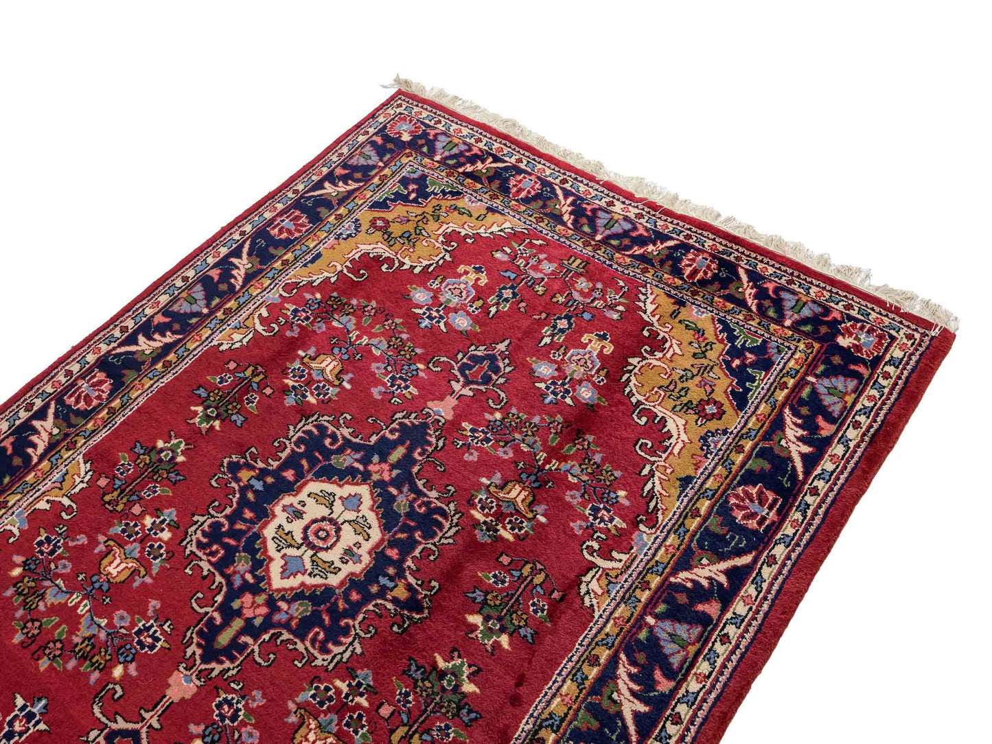 Feiner, handgeknüpfter Indo Keshan Orientteppich aus Wolle von Khademi. Größe 202 x 138 cm. Farbe: Rot, blau. Verkauf durch JUPITER Intl.