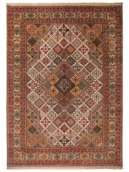 Sehr feiner, handgeknüpfter, indischer Khademi Orientteppich mit Keshan Design aus Wolle, beige. 245x172 cm. Vertrieb durch Jupiter Intl.