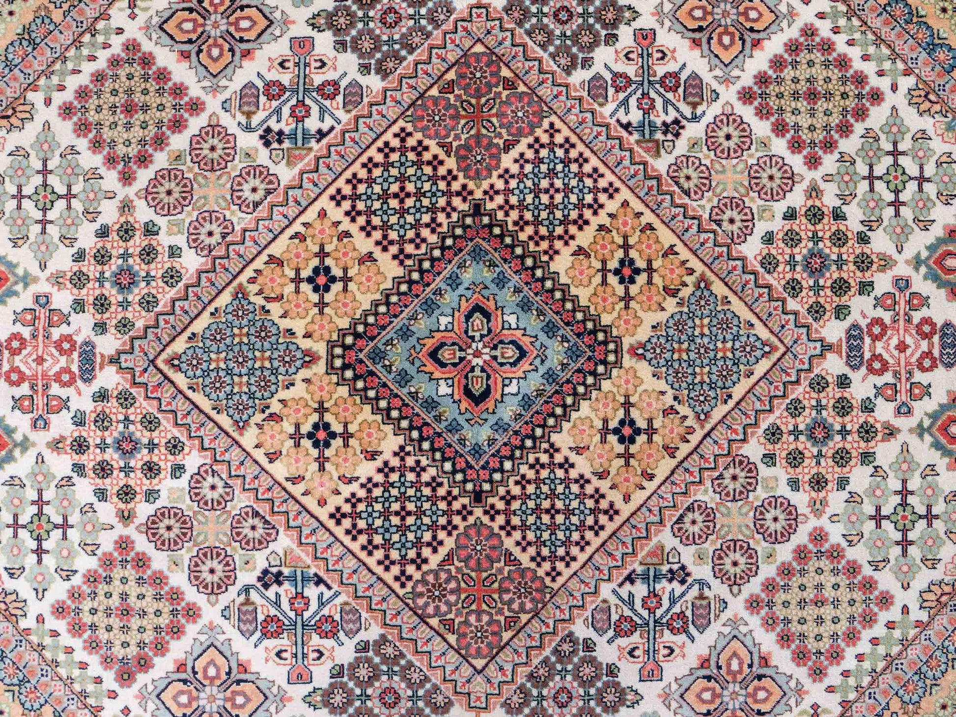 Sehr feiner, handgeknüpfter, indischer Khademi Orientteppich mit Keshan Design aus Wolle, beige. 245x172 cm. Vertrieb durch Jupiter Intl.