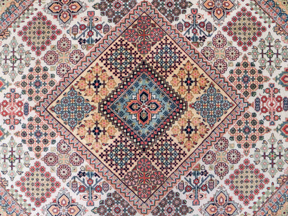 Sehr feiner, handgeknüpfter, indischer Khademi Orientteppich mit Keshan Design aus Wolle, beige. 245x172 cm. Vertrieb durch Jupiter Intl.