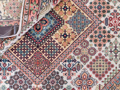 Sehr feiner, handgeknüpfter, indischer Khademi Orientteppich mit Keshan Design aus Wolle, beige. 245x172 cm. Vertrieb durch Jupiter Intl.