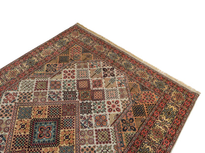 Sehr feiner, handgeknüpfter, indischer Khademi Orientteppich mit Keshan Design aus Wolle, beige. 245x172 cm. Vertrieb durch Jupiter Intl.